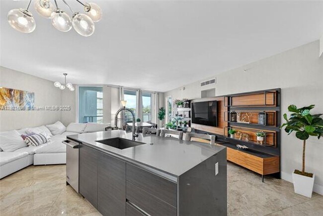 Building Photo - 9821 E Bay Harbor Dr