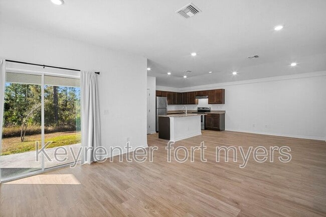 Building Photo - 341 Reeves St