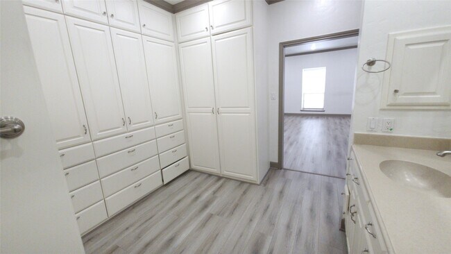 Building Photo - 2400 N Braeswood Blvd