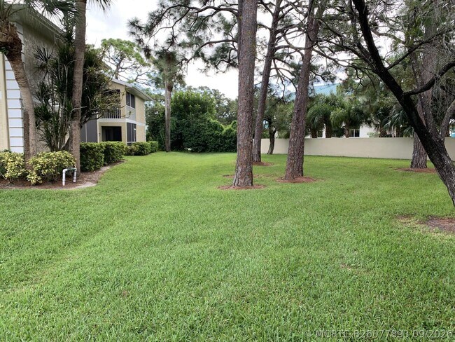 Building Photo - 1544 SE Royal Green Cir