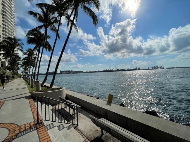 Building Photo - 540 Brickell Key Dr
