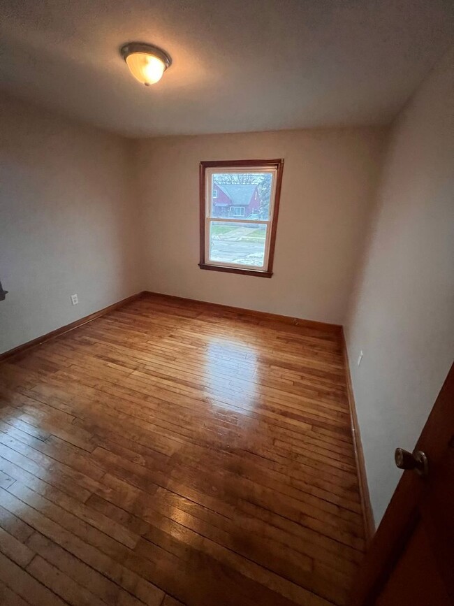 Building Photo - Section 8 Accepted! Cozy 3-Bedroom Home in...