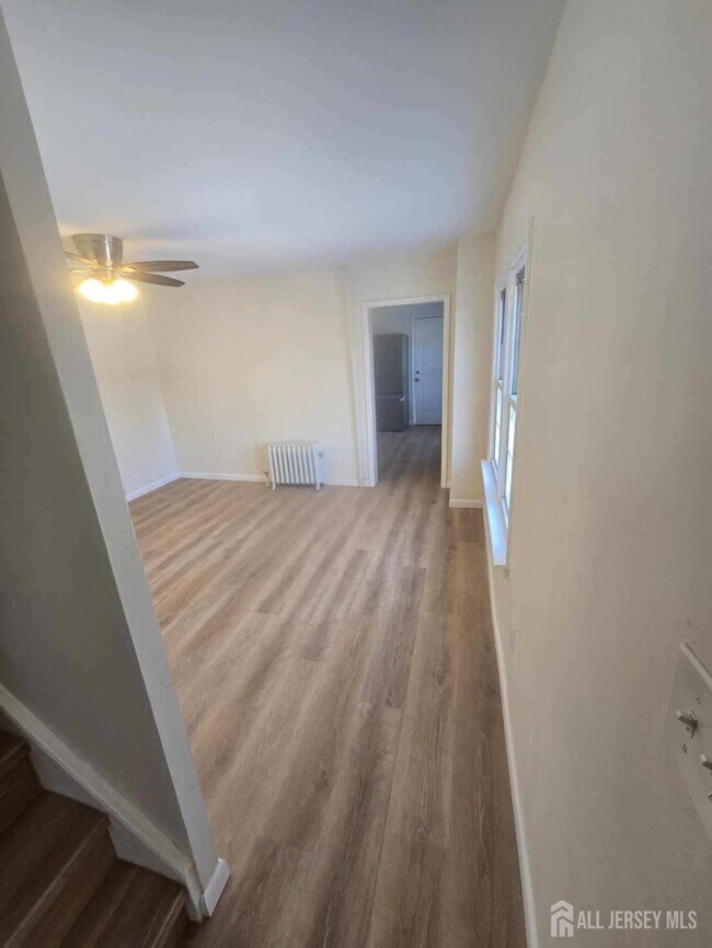 Building Photo - 635 Linden Ave