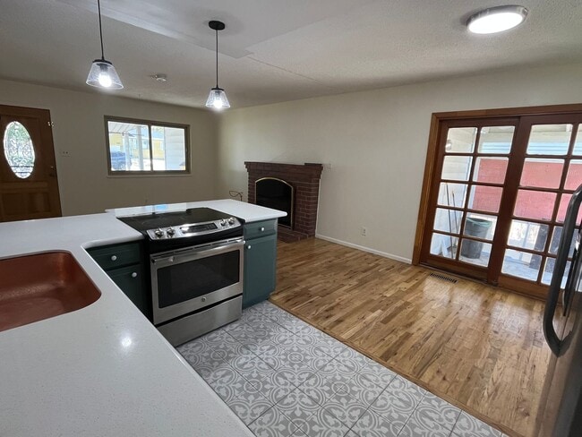 Building Photo - Charming 3-Bedroom Home - Close to Everything - Tons of Upgrades