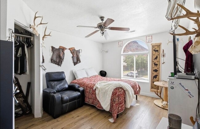 Building Photo - 930 S Indian Cir