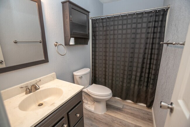 Building Photo - 710 Earl Lee Dr