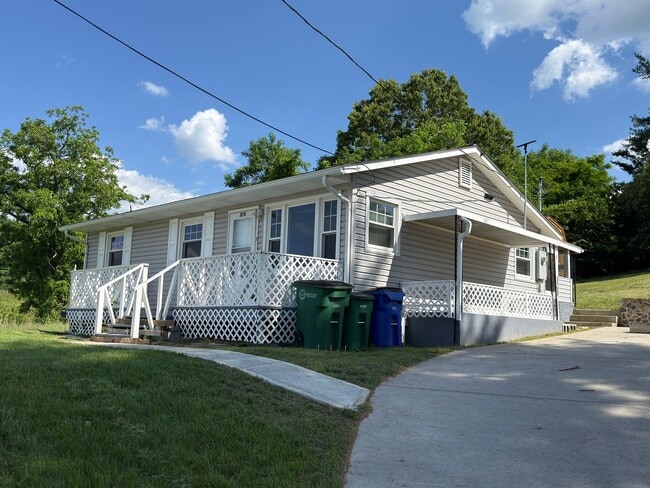 Building Photo - Christiansburg, 3 BR / 1 BA, Available for rent