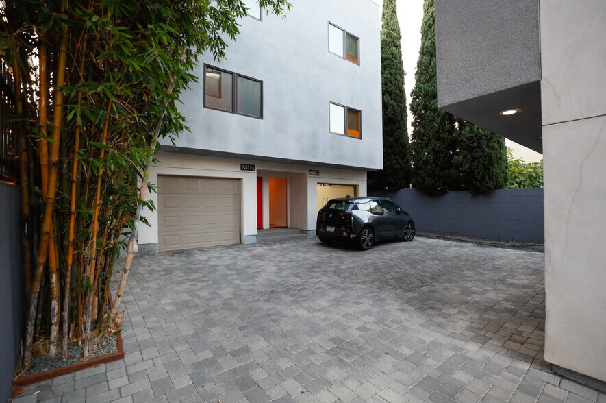Central Motor Court - 741 Wilcox Ave