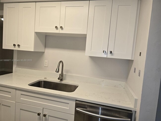 Building Photo - 5022 SW 93rd Ave