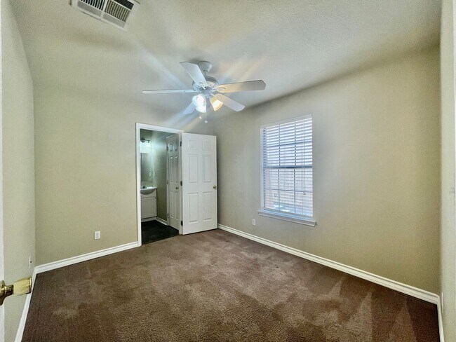 Building Photo - Walk to campus! Walk downtown! Fenced yard! Flat Rate Utilities!