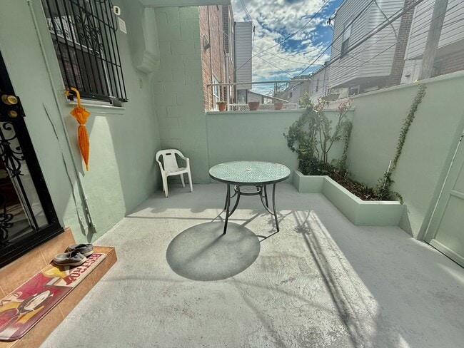 Building Photo - SPACIOUS & MODERN 3 BED/1.5 BA HOUSE w/ Central AC-HARDWOOD Flooring-WASHER/DRYER & Rear PATIO in...