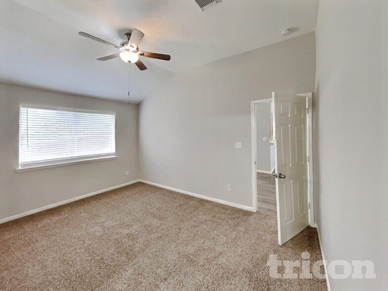 Building Photo - 423 Lazy Ln