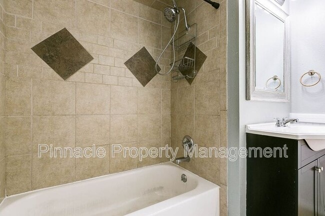 Building Photo - 2205 Live Oak St