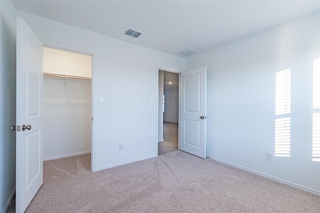 Building Photo - 240 Sambre St
