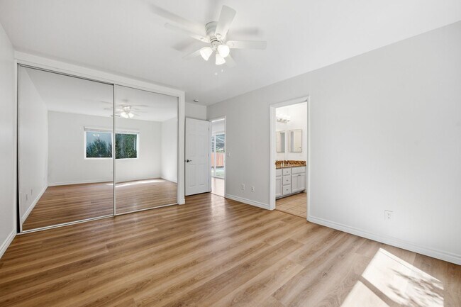 Building Photo - Spacious private backyard!