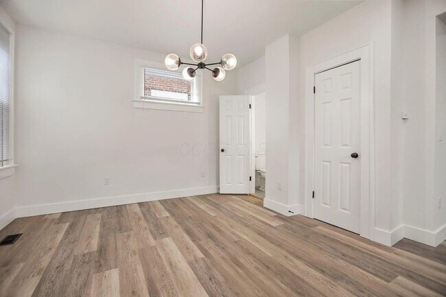 Building Photo - 852 Oakwood Ave