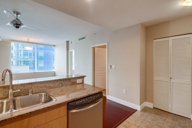 Building Photo - Modern 2 bed / 2 bath Condo in Little Ital...