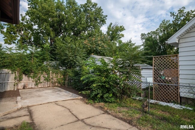 Building Photo - 4515 Drake Dr