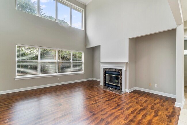 Building Photo - 206 2nd St