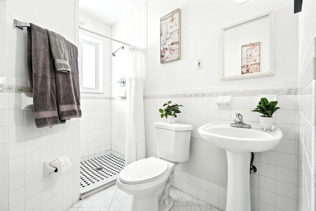 Building Photo - 343 Van Buren St