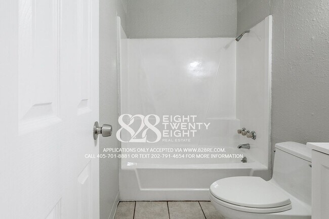 Building Photo - 2 Bed/1 Bath Triplex Home in Noble