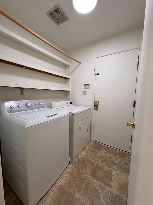 Building Photo - Beautiful 3 Bed, 2 Bath Home in a Desirabl...