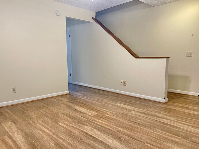 Building Photo - Lakewood Commons B202