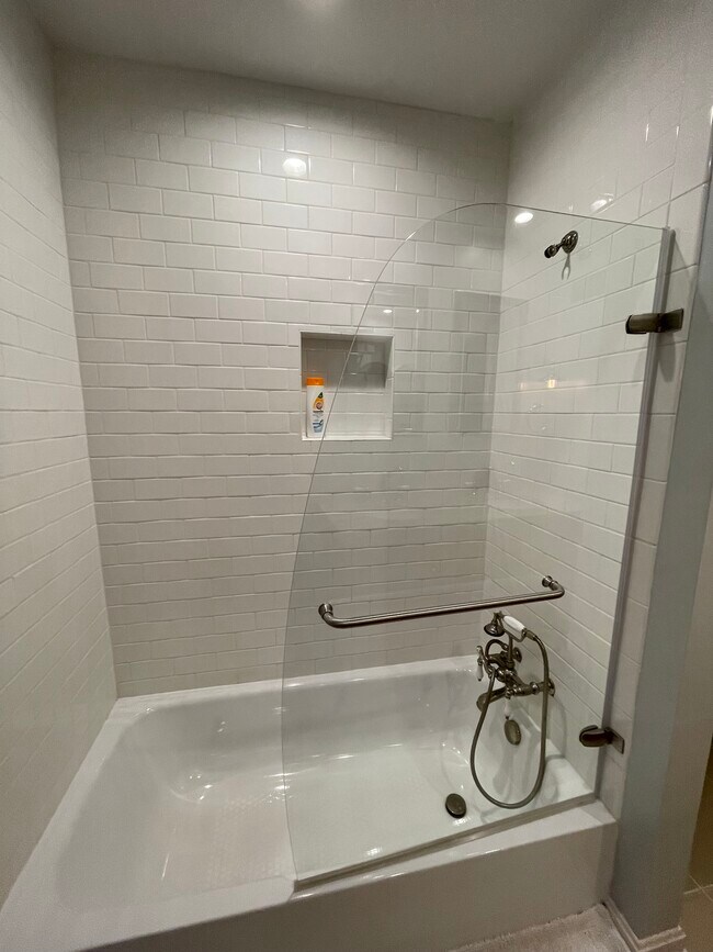 FULL BATH - UPPER LEVELFULL BATH - UPPER LEVEL - 4633 Benton Smith Rd
