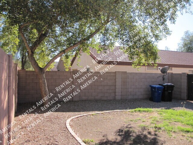 Building Photo - 427 S Sabrina