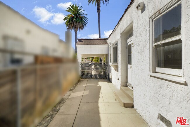 Building Photo - 2038 Malcolm Ave