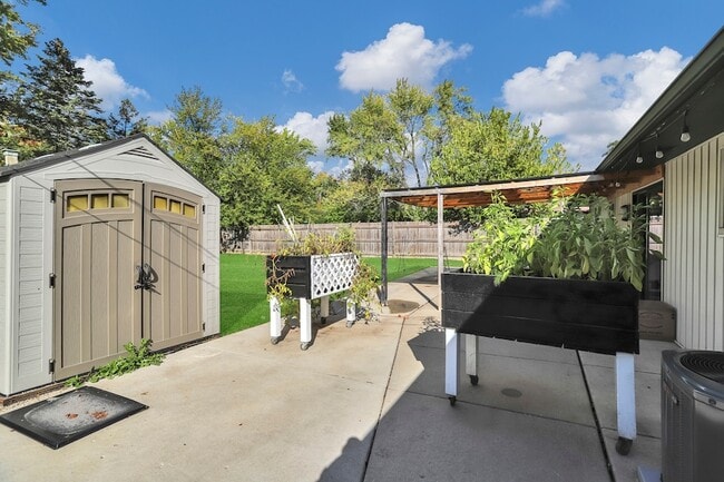 Building Photo - 904 Woodland Dr