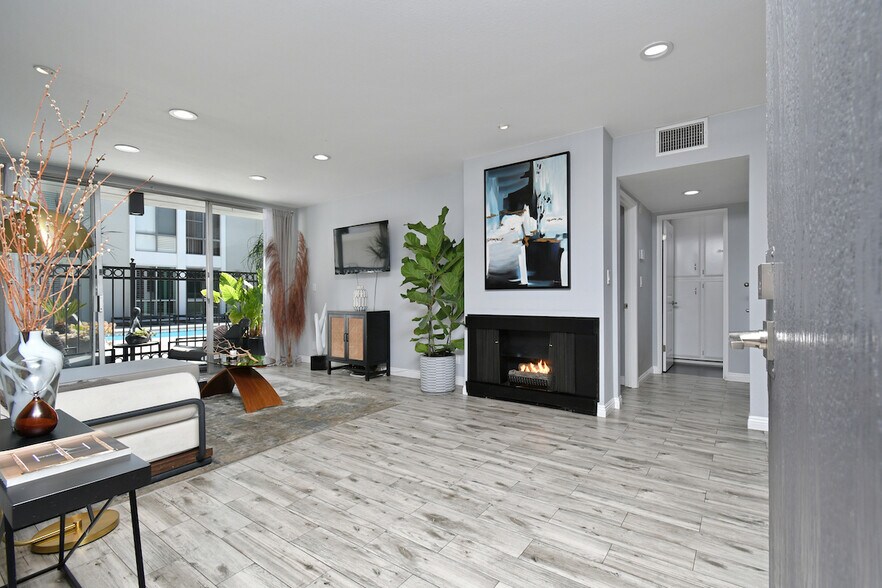 Building Photo - 1351 N Crescent Heights Blvd