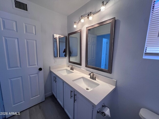 Building Photo - 4568 W Ivanhoe St