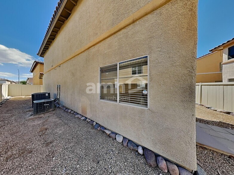 Building Photo - 986 Cantabria Heights Ave