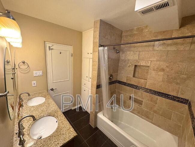 Building Photo - 1421 Stanford Dr NE