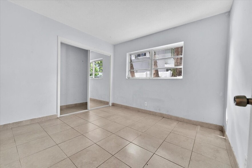 Building Photo - 374 Sunshine Dr