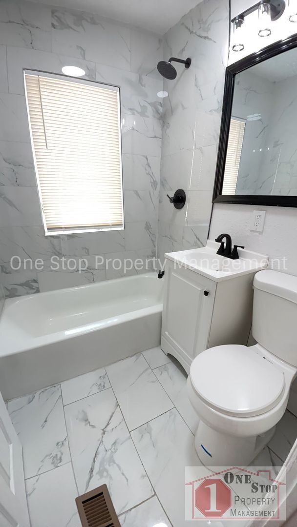 Building Photo - 3 Bedroom 2 Bathroom home in Kansas City!