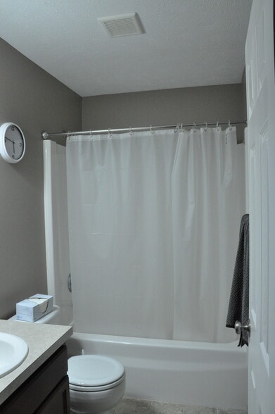 Hallway Bathroom - 2041 Colorado Dr