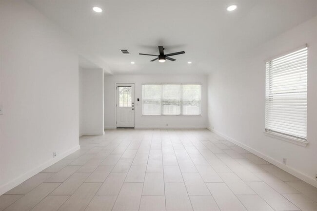Building Photo - 2108 Kane Cove