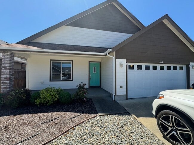 Building Photo - NEW TO MARKET/ 3 BEDROOM HOUSE ON QUIET DEAD END STREET