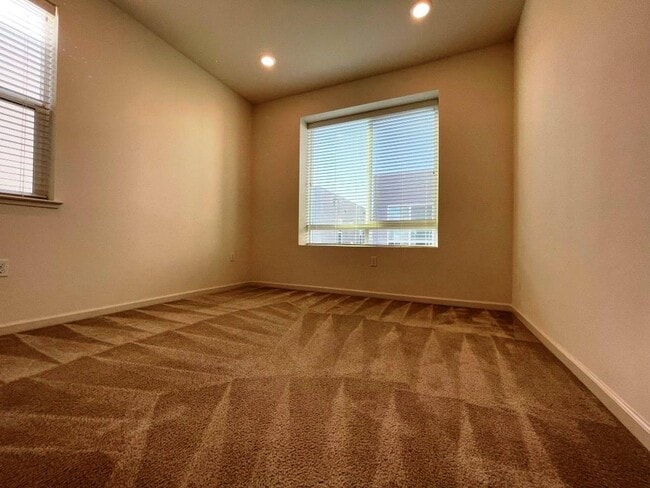 Building Photo - 168 Llano de los Robles Ave