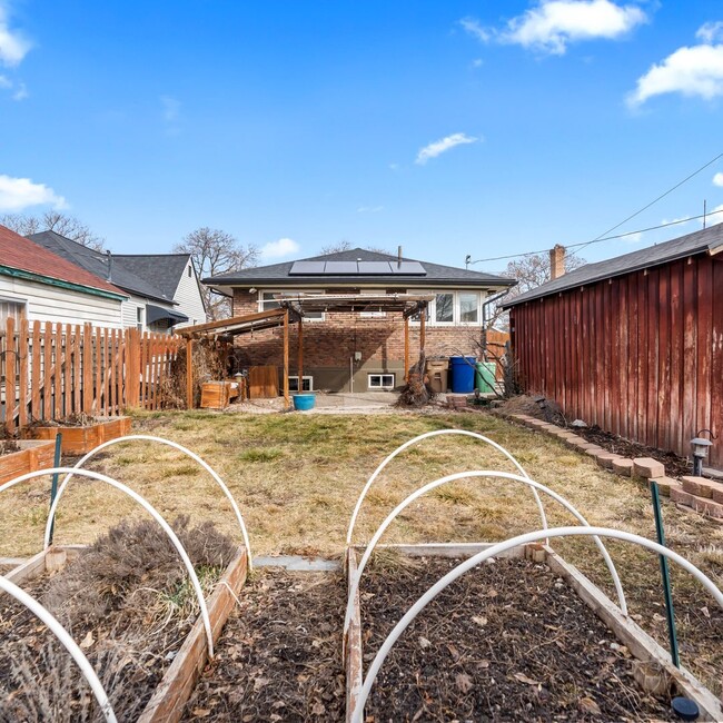 Building Photo - Darling Sugar House 3 Bedroom Home