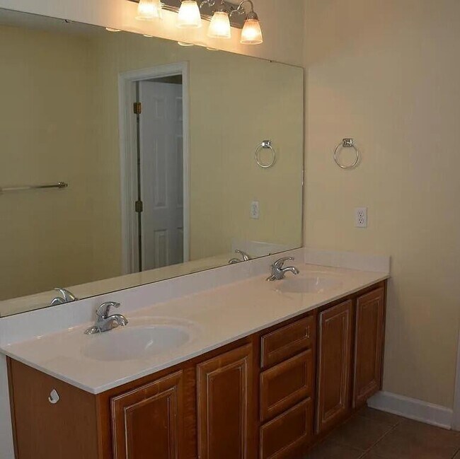 Building Photo - 823 Sugar Plum Ln