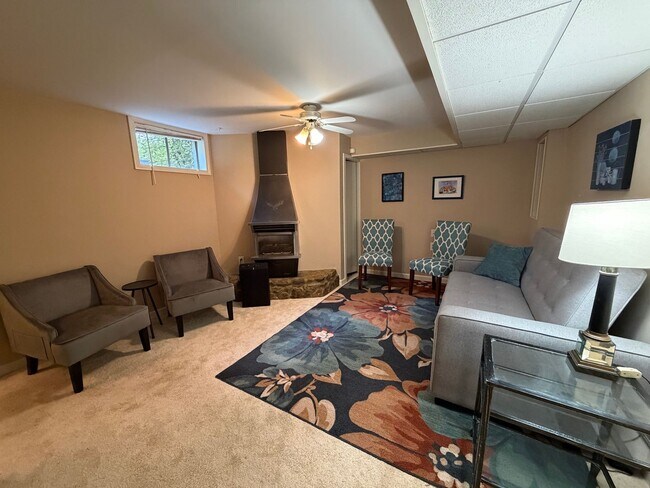Building Photo - 110 Aurora Dr
