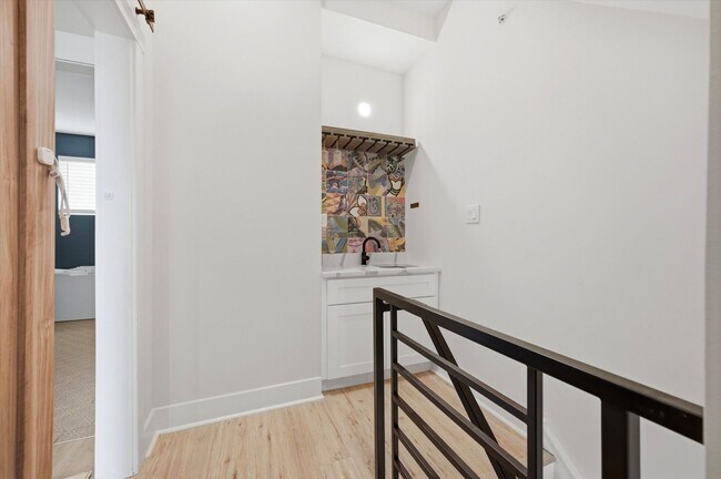 Building Photo - Detached Luxury 4BR/3B Retreat with Skyline Rooftop Deck, Wet Bars, Driveway & Massive Yard