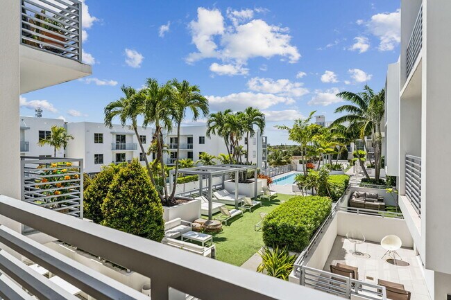 Building Photo - 111 SE 1st Ave