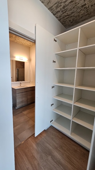 Building Photo - 208 W Chicago Ave