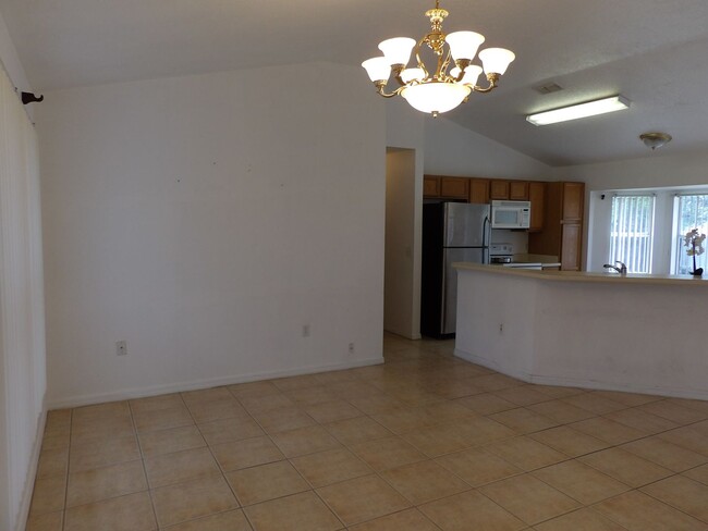 Building Photo - OPEN FLOOR PLAN 3 BEDROOM 2 BATH