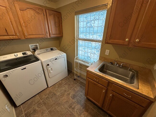 Building Photo - Beautiful 3 bedroom 2 bathroom home.
