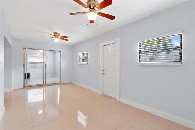 Building Photo - 842 SW 68th Ave